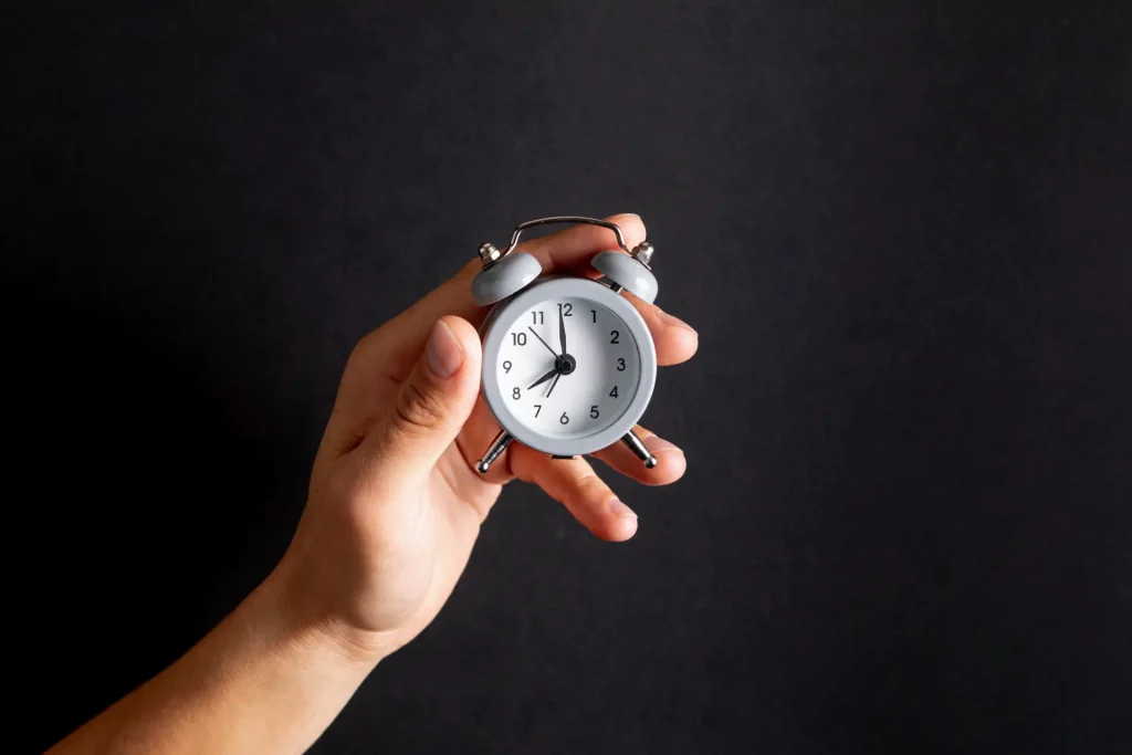 hand-holding-vintage-little-clock (1)